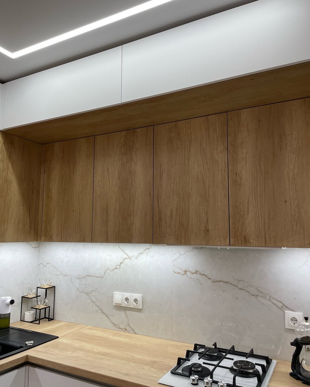 Современная светлая кухня