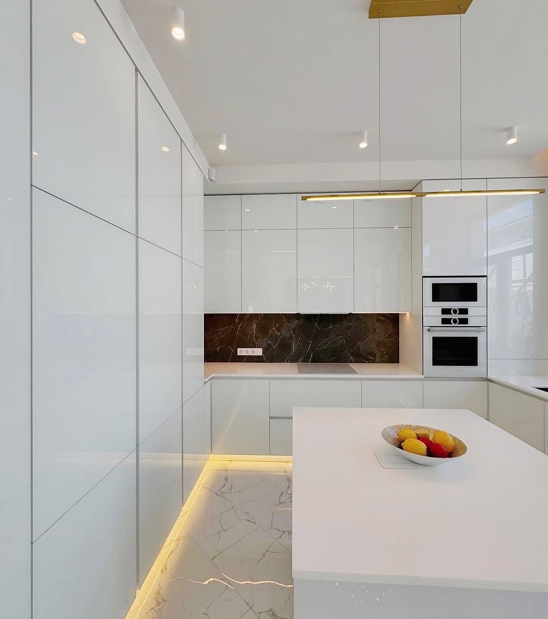 Современная светлая кухня